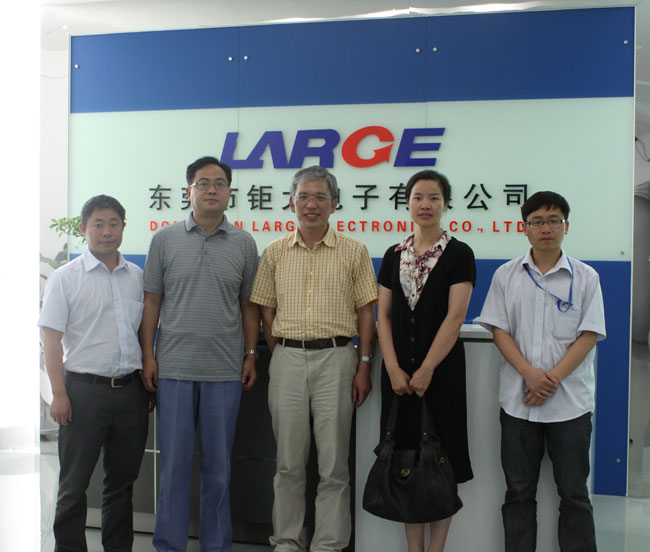 國(guó)家化學(xué)電源檢驗(yàn)中心主任鄭軍偉到東莞鉅大考察并簽署合作協(xié)議